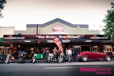 Crowded House Bar & Cafe - image 1